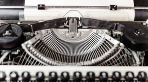 Retro-Schreibmaschine-zur-Kontaktaufnahme-min